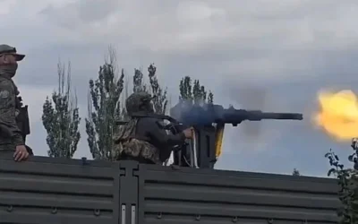 Soldat rus pierde controlul unei mitraliere grele la antrenament. Arma trage necontrolat