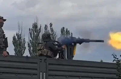 Soldat rus pierde controlul unei mitraliere grele la antrenament. Arma trage necontrolat