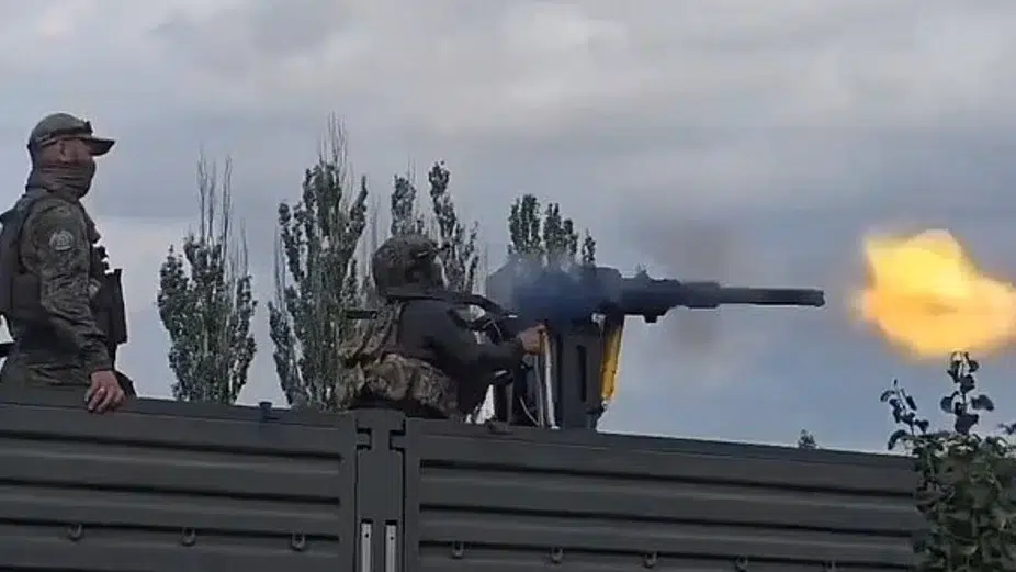Soldat rus pierde controlul unei mitraliere grele la antrenament. Arma trage necontrolat