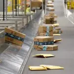 Comisia Europeana impune o taxa de 3 euro pe coletele mici. Cat platesc romanii pentru comenzi
