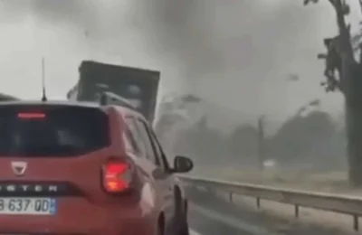 O tornada rastoarna doua camioane pe autostrada in Franta. 53.000 de locuinte raman fara curent