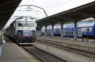 Tren defect între Dolhasca și Lespezi. Sute de pasageri așteaptă reluarea circulației
