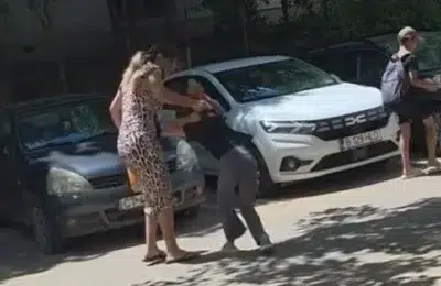 O mama isi bate fiica de 12 ani in plina strada la Constanta. Politia a deschis dosar penal