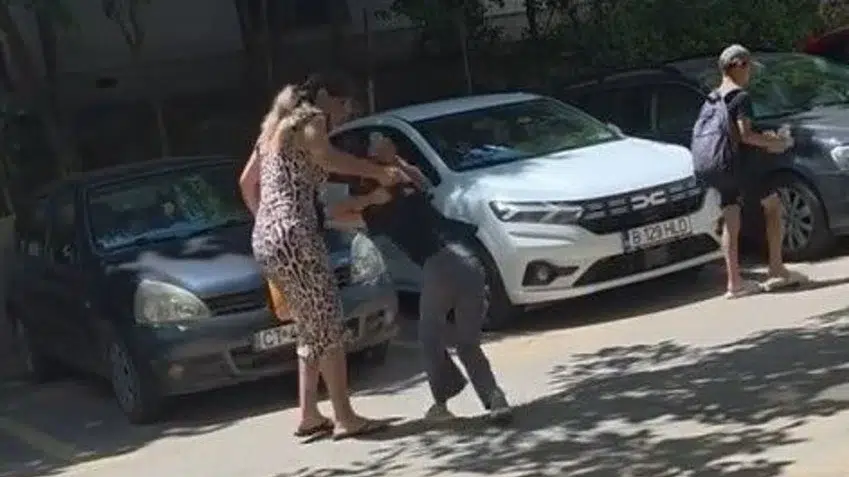 O mama isi bate fiica de 12 ani in plina strada la Constanta. Politia a deschis dosar penal