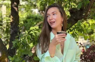 Adela Popescu alege o rochie transparentă la o nuntă. Cum comentează Cosmin Seleși ținuta