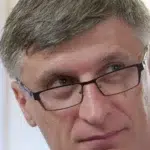 DIICOT face perchezitii acasa la Catalin Avramescu. Fostul consilier e suspect de pornografie