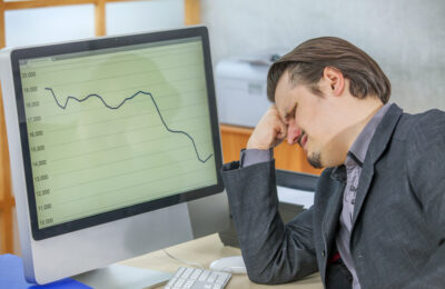 Ce se întâmplă când mai multe cauze de inflație acționează simultan?