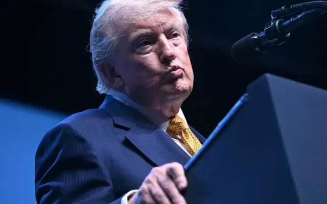 Donald Trump pret benzina