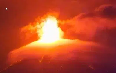 Vulcanul Fuego erupe in Guatemala. Autoritatile impun cod portocaliu si evacueaza satele