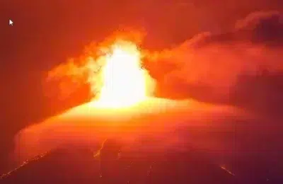 Vulcanul Fuego erupe in Guatemala. Autoritatile impun cod portocaliu si evacueaza satele