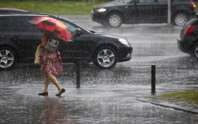 România sub două avertizări meteo pe 25 august. Caniculă în 10 județe și furtuni în mai multe regiuni
