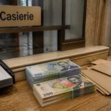 bani publici cash parlamentari, 200 din 464 de parlamentari își iau banii în numerar de la Parlament. Cine ridică lunar