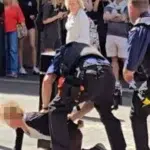 O femeie a injunghiat patru barbati cu foarfeca in Londra. Martorii sustin ca este romanca