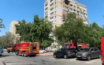 Incendiu la etajul 10 in Sectorul 3. Peste 40 de locatari parasesc cladirea de urgenta