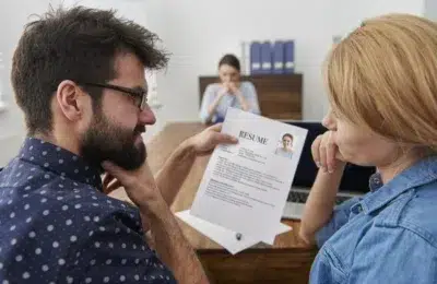 Tanara respinsa la interviu de teama concediului de maternitate. Zeci de angajati reclama abuzuri