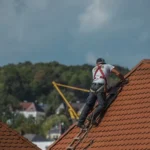 Procurorii trimit in judecata trei barbati. Romanii plateau pana la 198.000 lei pentru un acoperis