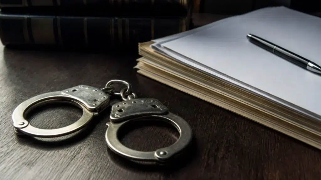 Procuror reținut după ce a tras cu pistolul în polițiști. Scandalul a pornit la o terasă