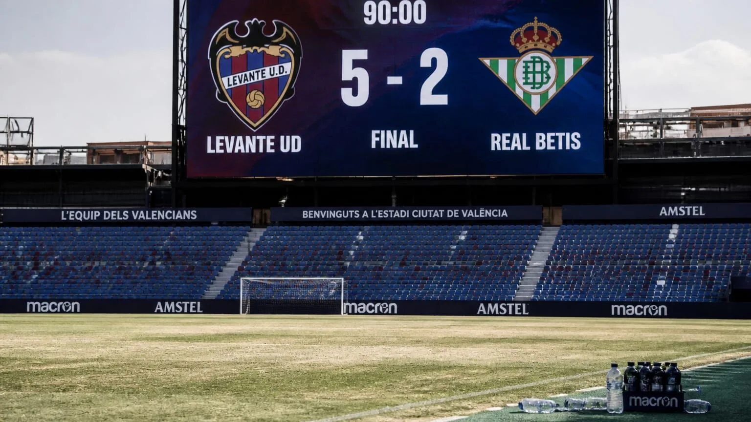 Real Betis înfrângere, Real Betis ia 5-2 la Levante, echipa care nu marcase deloc în primele două etape, după erori grave și