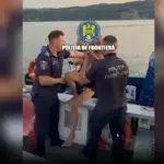 Cetatean sarb salvat de politistii romani dupa ce a adormit pe un colac pe Dunare