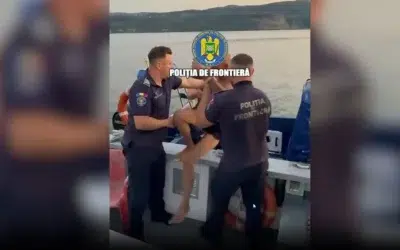Cetatean sarb salvat de politistii romani dupa ce a adormit pe un colac pe Dunare