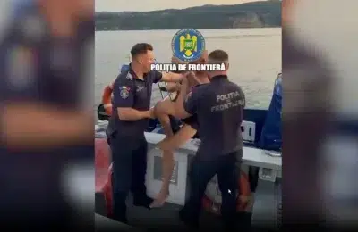 Cetatean sarb salvat de politistii romani dupa ce a adormit pe un colac pe Dunare