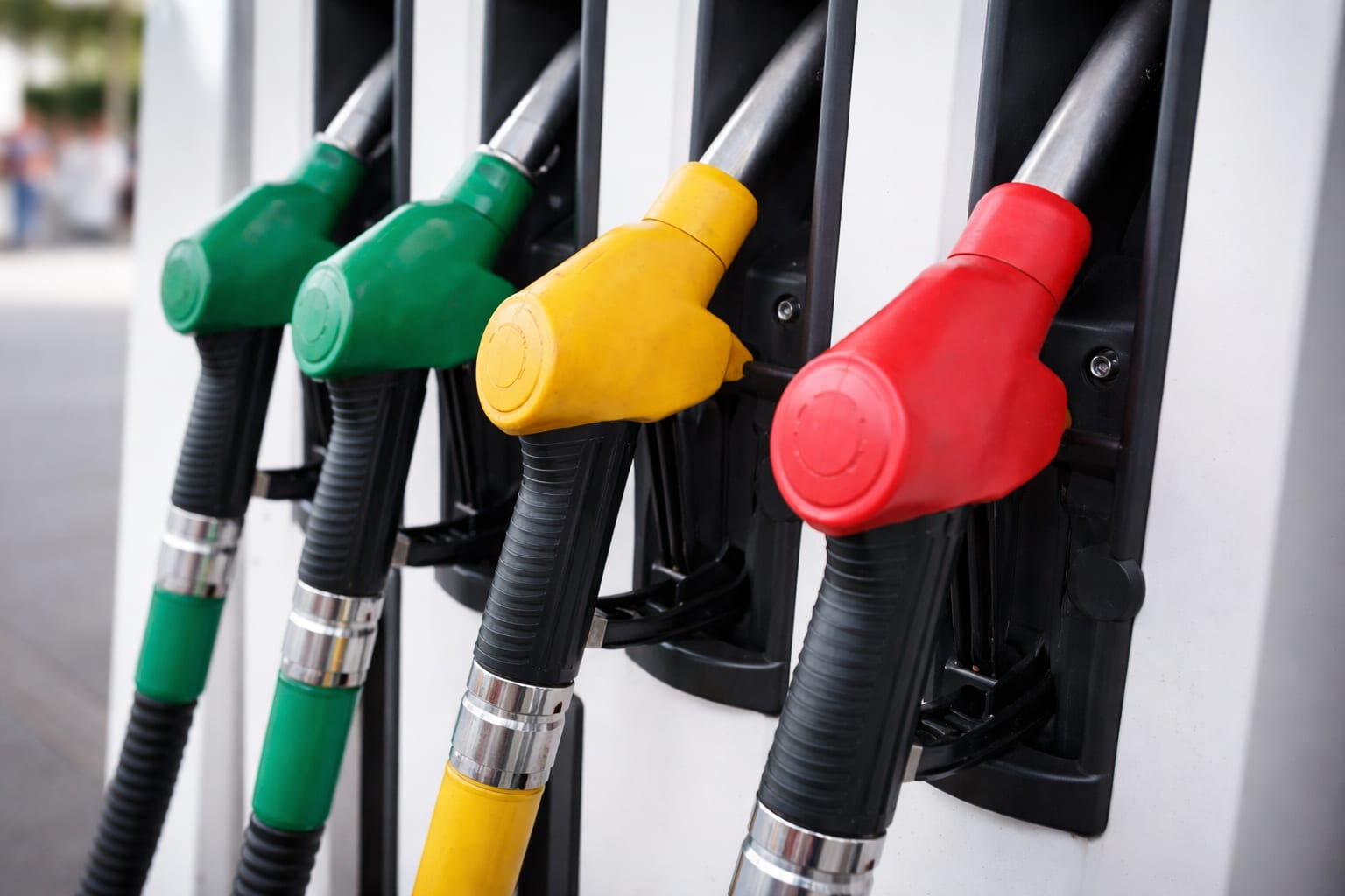 scumpirea carburanților, Motorina a trecut din nou de 10 lei pe litru, după o nouă scumpire. Cum verifică statul prețurile
