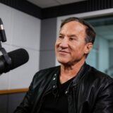 Terry Dubrow, chirurg plastician, în studioul unui podcast