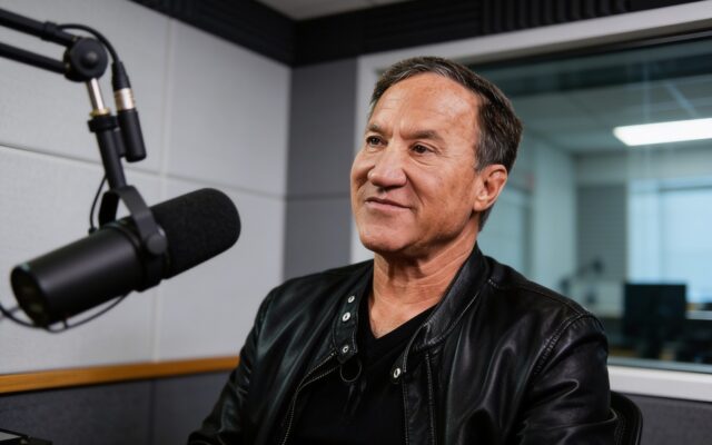 Terry Dubrow, chirurg plastician, în studioul unui podcast