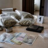 trafic de droguri Arad, Un copil de 10 ani a ajuns să distribuie canabis, iar șapte persoane au fost arestate în dosarul