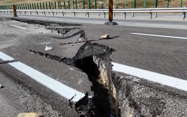 Fisură majoră în asfalt