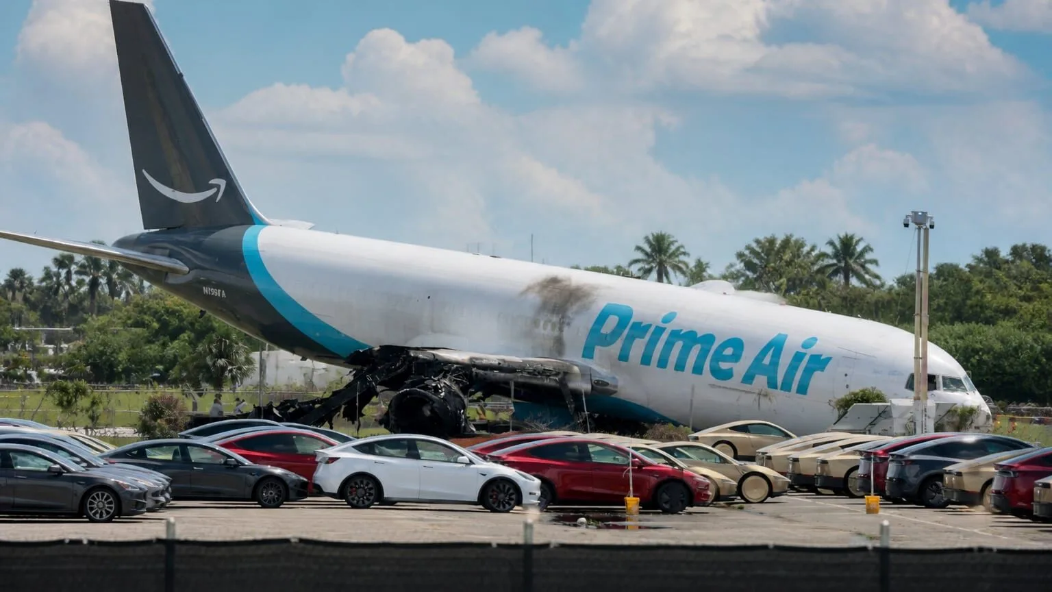 Avion cargo prăbușit peste mașini