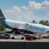 Avion cargo prăbușit peste mașini