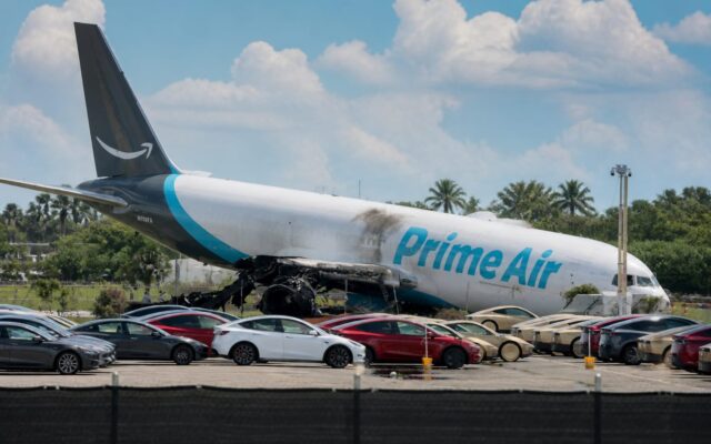 Avion cargo prăbușit peste mașini