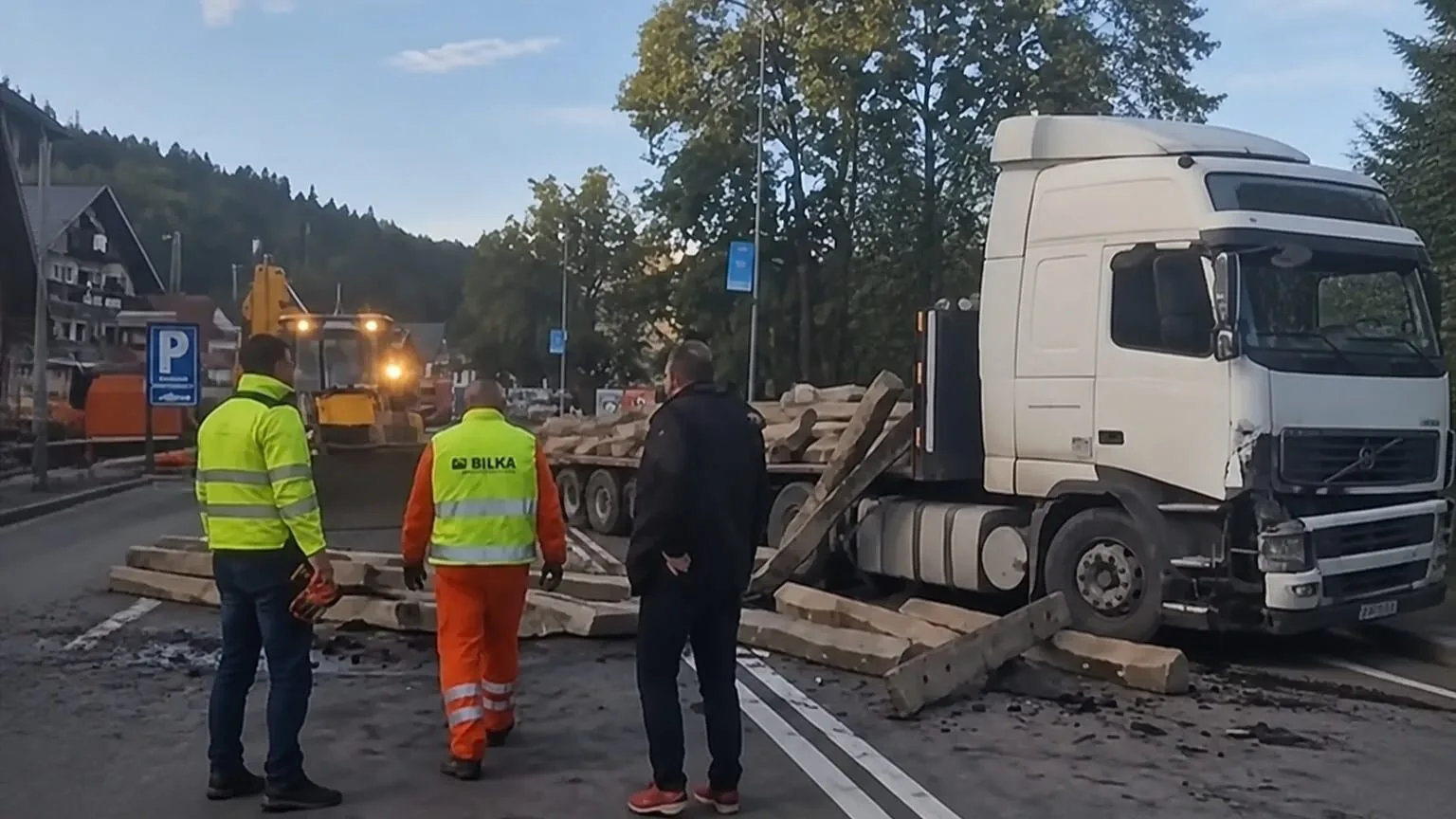 Camion cu traverse răsturnate în Predeal