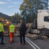 Camion cu traverse răsturnate în Predeal