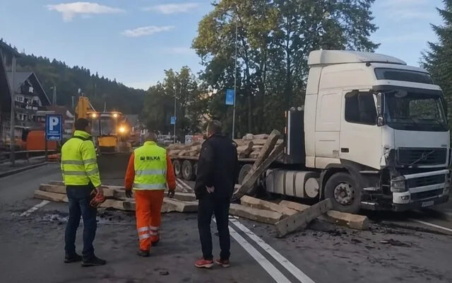 Camion cu traverse răsturnate în Predeal