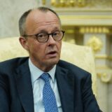 Bărbat cu ochelari și costum