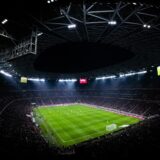 Fotbalist român pe stadionul iluminat