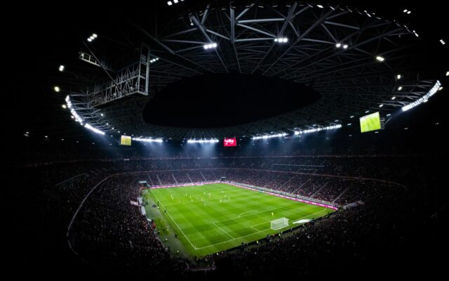Fotbalist român pe stadionul iluminat