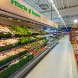 Produse la raft în supermarket
