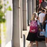 anul școlar 2026-2027, Prima zi de școală a adus flori de până la 300 de lei și cursuri începute în școli cu lucrări