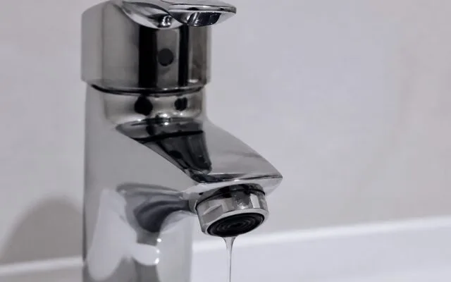 Apă nepotabilă curgând la robinet
