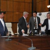Oficiali la semnarea contractului pentru rame