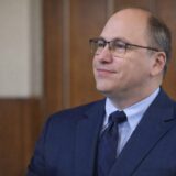 Mihai Dimian menține bursa socială la 300 de lei pe lună, timp de 12 luni. Cum se schimbă pragul de venit pentru familii