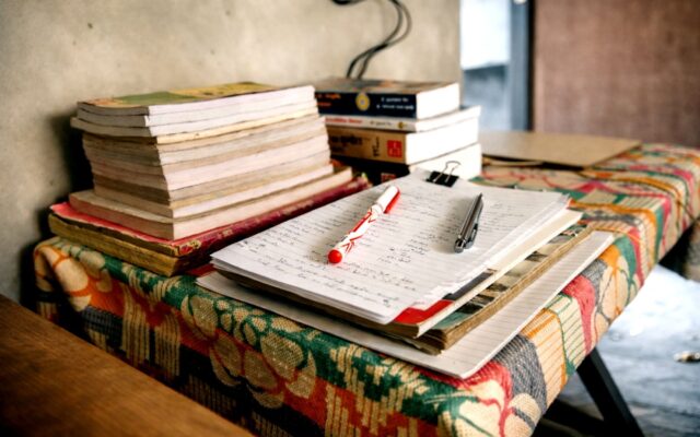 Caiete, manuale și instrumente de scris