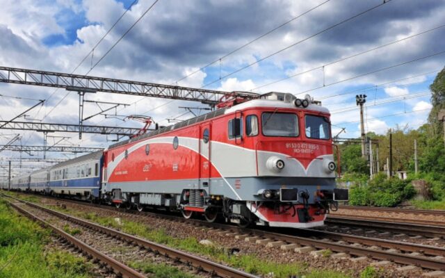 CFR Călători modernizează 139 de vagoane și 75 de locomotive. Ce dotări găsesc pasagerii în trenurile InterCity