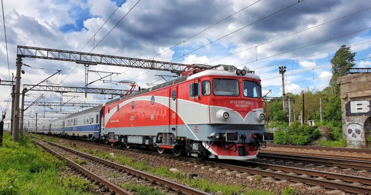 CFR Călători modernizează 139 de vagoane și 75 de locomotive. Ce dotări găsesc pasagerii în trenurile InterCity