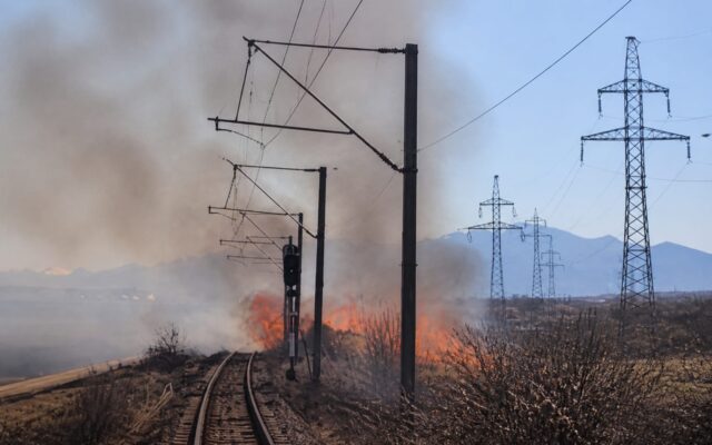 circulația feroviară, CFR S.A. a oprit temporar circulația pe două tronsoane feroviare după două incendii de duminică