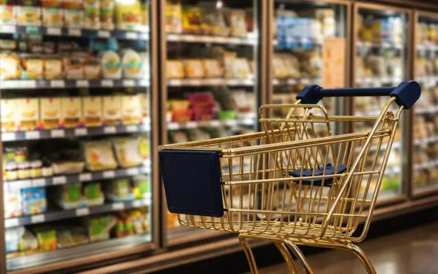 comerțul cu amănuntul, Magazinele rămân sub nivelul de anul trecut după 13 luni de declin. Produsele nealimentare au cea mai
