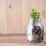 Bani economisiți într-un borcan transparent